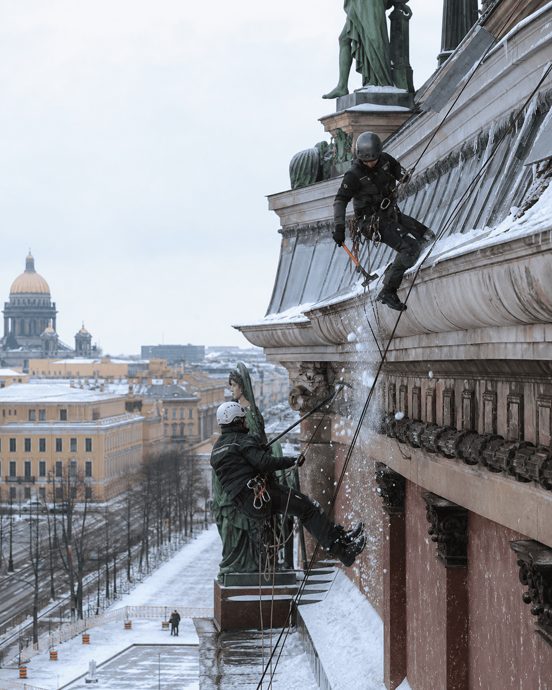 Иллюстрация очистки снежной кровли промышленными альпинистами в Санкт-Петербурге